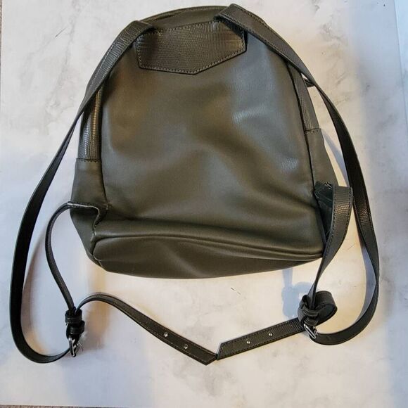 Simply Vera Vera Wang OLIVE GREEN Faux Leather Purse Backpack Handbag - Picture 2 of 8
